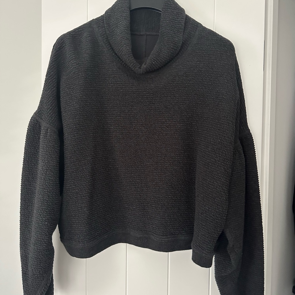 Lululemon peaceful moments pullover

Cozy Dark Grey Turtleneck Sweater

Size 4
